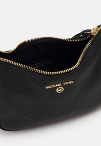 MICHAEL Michael Kors JET SET CHARM CHAIN POUCHETTE - Håndveske - black