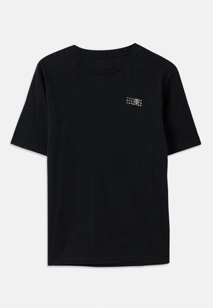 T-shirt en coton noir à manches courtes, col rond, avec un petit graphique blanc représentant des chiffres sur la poitrine gauche.