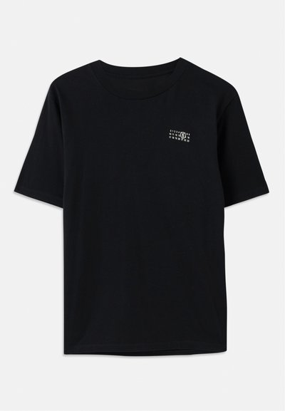 Melnā kokvilnas T-krekls ar īsām piedurknēm, apaļu kakla izgriezumu un mazu baltu grafiku, kurā ir skaitļi, kreisajā krūtīs.