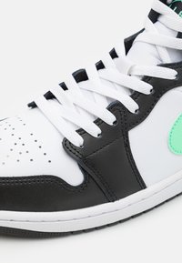 Jordan AIR JORDAN 1 MID UNISEX - Sneakers alte - white/green glow/black