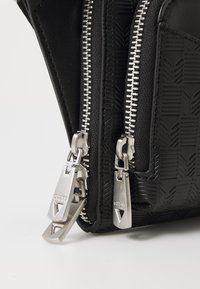 Guess SIENA FLAT BUMBAG ZIP AROUND - Riñonera - black