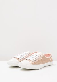 Zapatillas rosa claro con tela dorada brillante, puntera de goma blanca y cordones blancos. Forro interior suave, diseño de cordones simple.