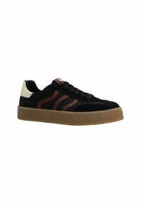 Zwarte suède sneakers met een gestructureerd ontwerp, bruine accenten, een witte hiel en een gumrubberen zool met horizontale groeven.