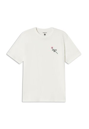 Witte katoenen T-shirt met een ronde hals, versierd met groene en rode borduursels van een bloem en de tekst "THINKING MU" op de linkerkant van de borst.