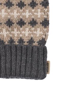 Cappello lavorato a maglia con un motivo geometrico beige, crema e grigio scuro, dotato di un risvolto a coste grigio scuro e una piccola etichetta del marchio sul lato.