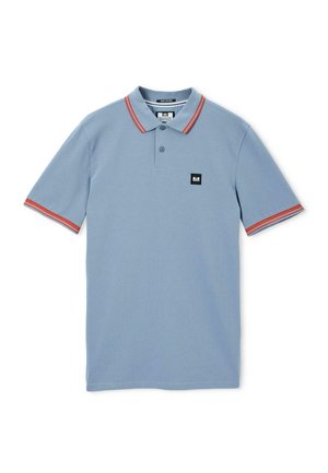 Jasnoniebieska koszulka polo z krótkim rękawem, z czerwono-białymi paskami na kołnierzyku i mankietach, z guziczkami na plastrze oraz małą czarną naszywką z logo na klatce piersiowej.