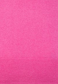 Gestrickter pinkfarbener Pulloverstoff mit glatter Textur. Verfügt über einen gerippten Saum, ein einheitliches Farbschema und ein konsistentes Strickmuster.}}