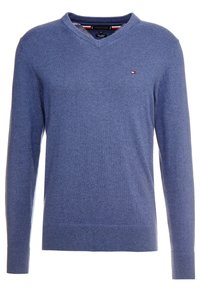 Pull bleu col en V à manches longues avec petit logo Tommy Hilfiger sur la poitrine gauche, fabriqué en mélange de coton pima et cachemire.