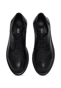 Schwarze Lederschuhe verfügen über ein glattes Obermaterial, eine abgerundete Zehenpartie, eine Schnürdesign und kontrastierende Stichakzente auf der Zehenkappe.