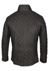 Veste en cuir noir matelassé avec un col haut, présentant des coutures diagonales, des poignets ajustables et une taille cintrée à l'arrière.