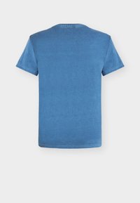 Plava kratka majica od pamuka s okruglim izrezom, prikazana s leđa na jednostavnoj bijeloj pozadini.