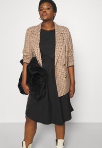ONLY Carmakoma CARDITA CHECK - Blazer - semolina/tortoise shell