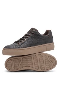 Baskets basses noires avec texture crocodile, œillets marron, semelle beige épaisse et semelle extérieure à motif, vues de côté et de dessous.