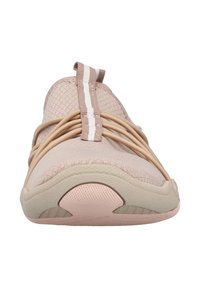 Helle rosa Sportschuhe mit einer Mesh-Oberfläche, elastischem Schnürsystem und einer geformten Sohle. Sie zeichnen sich durch eine weiche Textur und subtile gestreifte Akzente aus.