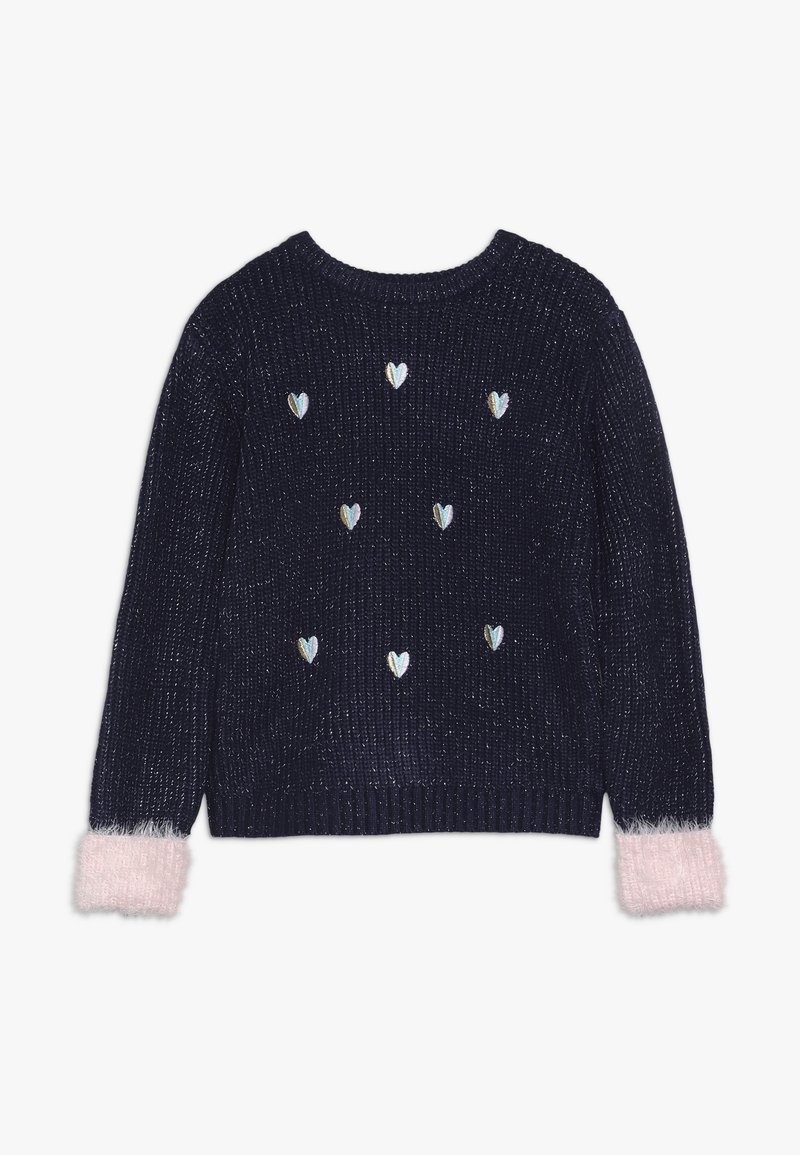 Pull en tricot bleu marine avec sept petits cœurs brodés sur le devant et des poignets duveteux rose clair sur les manches longues.