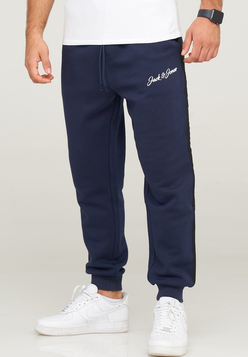 Herren Trainingsanzüge | Jack & Jones JCOHARRY Jogginghose navy blazer/dunkelblau - LC04410 Herren Trainingsanzüge | Jack & Jones JCOHARRY Jogginghose navy blazer/dunkelblau - LC04410