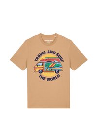 Beige katoenen t-shirt met een graphic van een kleurrijke bestelwagen met surfplanken, omringd door de tekst "REIS EN SURF DE WERELD" in vette letters.