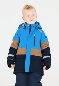 Blå och brun isolerad vinterjacka med huva, framdragkedja och flera fickor. Har orangea och grå detaljer. Vattentätt material.