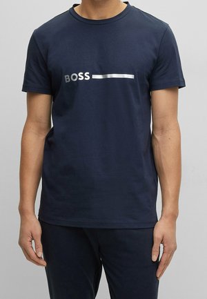 Granatowy bawełniany t-shirt z metalicznym srebrnym logo "BOSS" i poziomą linią, klasyczny krój z okrągłym dekoltem i krótkimi rękawami.