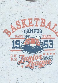 Camiseta de tela jaspeada en gris claro que presenta un gráfico colorido con temática de baloncesto que incluye la cara de un tigre de dibujos animados y texto en rojo y azul marino.