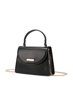 Borsa nera in pelle con manico superiore, tracolla a catena dorata e piccola targhetta rettangolare con logo dorato sulla patta frontale.