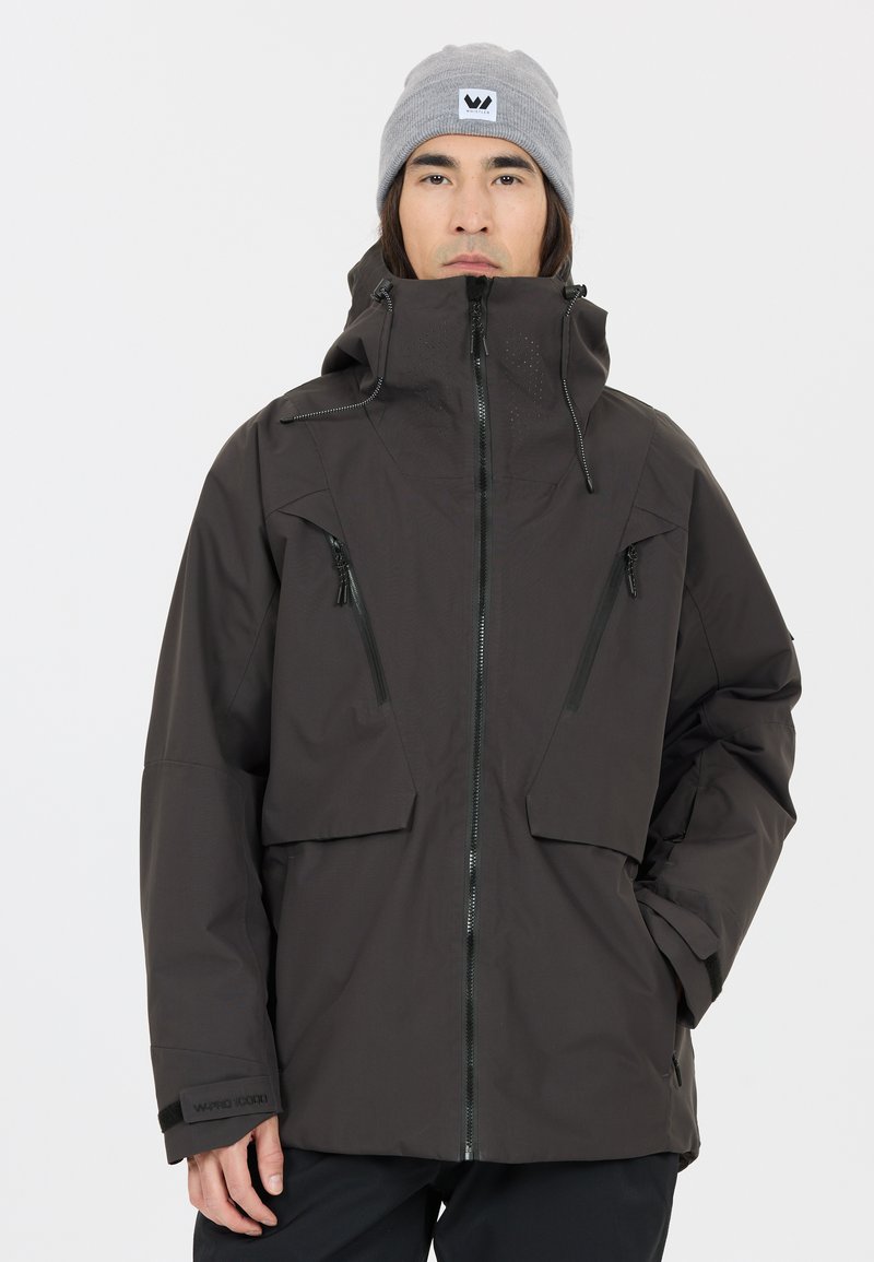 Dunkelgraue wasserdichte Jacke mit hohem Kragen, Reißverschlusstaschen und lässiger Passform. Verfügt über strukturierten Stoff und verstellbare Manschetten.