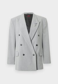 Harmaa kaksirivinen bleiseri mustilla napeilla, räätälöity istuvuus, lovettu kaulus ja koristeellinen pinssi vasemmalla puolella.