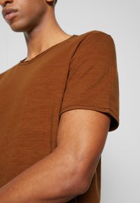 Selected Homme SLHMORGAN SS O-NECK TEE W NOOS - Basic póló - toffee