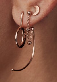 Ohrringe aus Roségold mit einem strukturierten ovalen Ring, einem gebogenen Stab, Kettenakzenten mit Perlen und einem kleinen Halbmondstecker.
