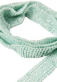 Bufanda de malla verde claro hecha de fibras tejidas, con un diseño texturizado y un acabado brillante y reflectante. Forma suave y flexible.
