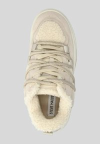 Sneaker beige con tomaia in suede, rivestimento in fleece testurizzato, lacci spessi e linguetta imbottita. Suola in gomma piatta; etichetta del marchio visibile all'interno.