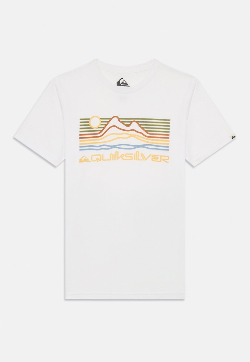 Hvit bomulls T-skjorte med et grafisk design med oransje, grønn og blå striper, fjell, sol og "Quiksilver" tekst i oransje.
