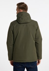 Olivgrüne, wasserdichte Jacke mit Kapuze, die eine glatte Textur und nahtloses Design aufweist. Von hinten gezeigt mit sichtbaren Nähten.