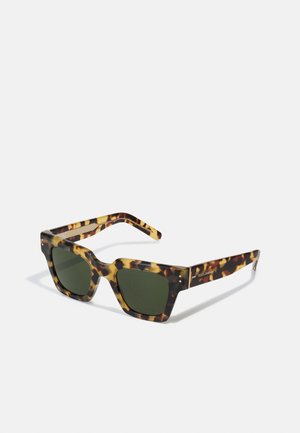 Schildpatt quadratische Sonnenbrille mit grünen Gläsern, glänzender Oberfläche und silbernen Hardware-Akzenten an den Schläfen.
