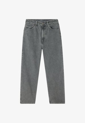 Jean gris taille haute à jambes droites avec bouton avant, fermeture éclair, passants de ceinture et design à cinq poches sur fond blanc.