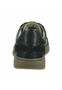 Baskets en cuir noir avec des accents en cuir suédé, un intérieur rembourré, une semelle en caoutchouc texturé contrastant et le nom de la marque embossé sur le côté.