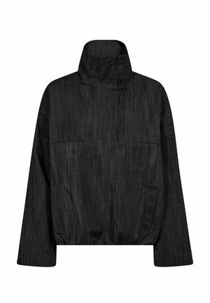 Zwarte pullover met hoge kraag, gemaakt van een gestructureerde stof. Voorzien van twee voorzakken en een losse pasvorm.