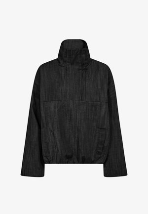 Zwarte pullover met hoge kraag, gemaakt van een gestructureerde stof. Voorzien van twee voorzakken en een losse pasvorm.