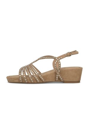 Sandale compensée beige avec bride à la cheville et plusieurs brides avant ornées de petits clous ronds argentés.
