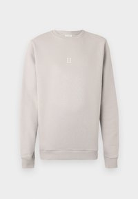 Sudadera gris claro con cuello redondo, mangas largas, puños y dobladillo acanalados, que presenta el texto impreso "II" en blanco en el centro del frente.