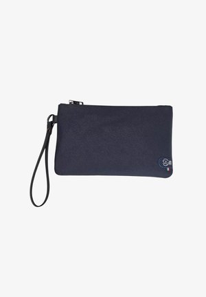 Pochette a polso blu navy con superficie testurizzata, chiusura a zip, patch logo sottile e piccolo dettaglio della bandiera italiana.