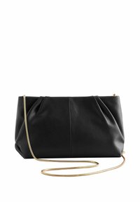 Schwarze Ledertasche mit einem gefältelten Design, goldener Kettenriemen und einem Reißverschluss an der Oberseite. Glatte Textur und strukturierte Form.