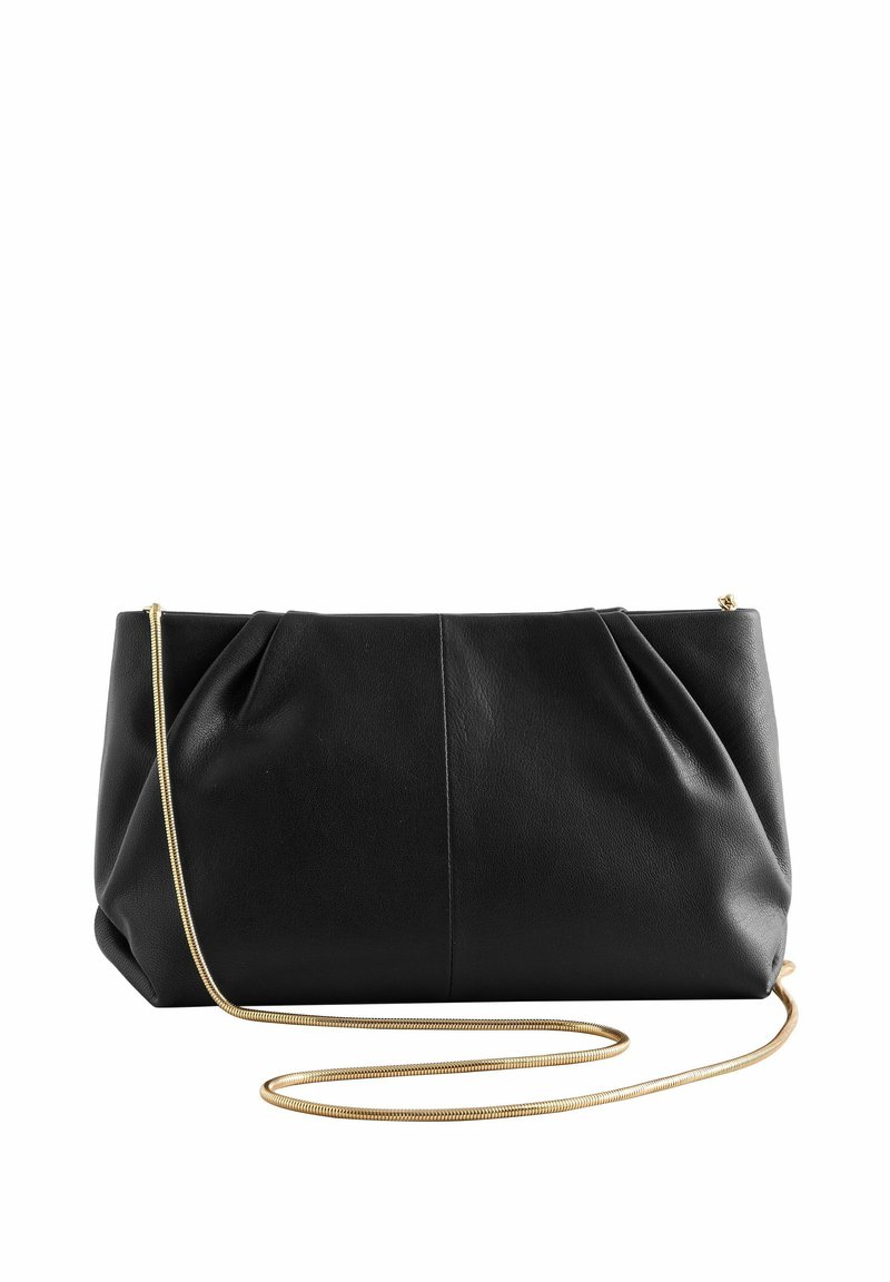 Schwarze Ledertasche mit einem gefältelten Design, goldener Kettenriemen und einem Reißverschluss an der Oberseite. Glatte Textur und strukturierte Form.