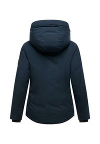 Marineblauwe geïsoleerde jas met capuchon, met een gladde textuur, zijknopen en elastische manchetten. De achterkant toont een getailleerde pasvorm.