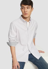 Licht gestreept button-up shirt van katoenmix, met een klassieke kraag, omgeslagen mouwen en een contrasterende gestreepte binnenmanchet.