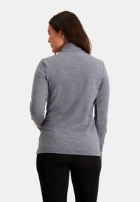 Grijze lange mouwen top met een opstaande kraag, gemaakt van een zachte, textured stof. Heeft een getailleerde pasvorm en een rechte zoom.