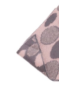Coperta a trama in morbido tessuto rosa, caratterizzata da grandi motivi ovali grigi e neri, con un dettaglio a pied de poule e bordo cucito in contrasto.