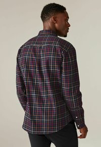 Gestreifte Button-Up-Hemd in Marineblau und Rot, lange Ärmel, glatte Textur, abgerundeter Saum, mit einer einzelnen Rückenfalte und knopfbaren Manschetten.