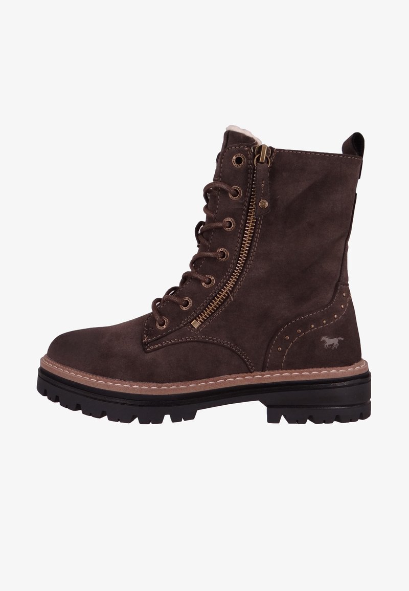 Botte montante en daim marron foncé avec lacets et fermeture éclair latérale, coutures couleur beige, détails à clous près du talon, et semelle noire robuste conçue pour une utilisation en extérieur.