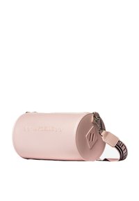 Borsa cilindrica rosa con finitura lucida, logo in rilievo e tracolla nera regolabile con scritte bianche. Chiusura con zip sulla parte superiore.